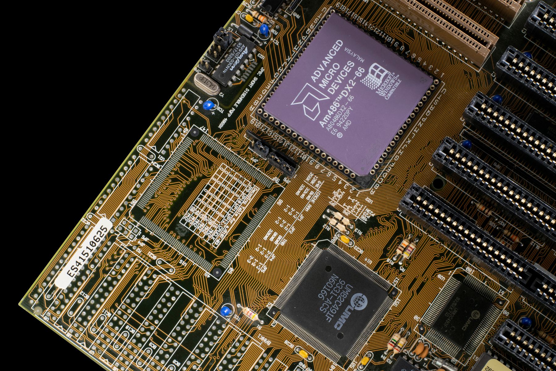 Detalle de una placa electrónica con microprocesadores