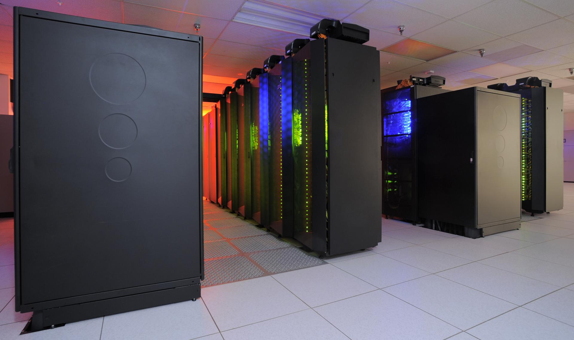 Filas del supercomputador Discover en un centro de cómputo